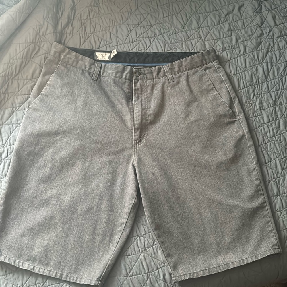 Volcom shorts (grey)